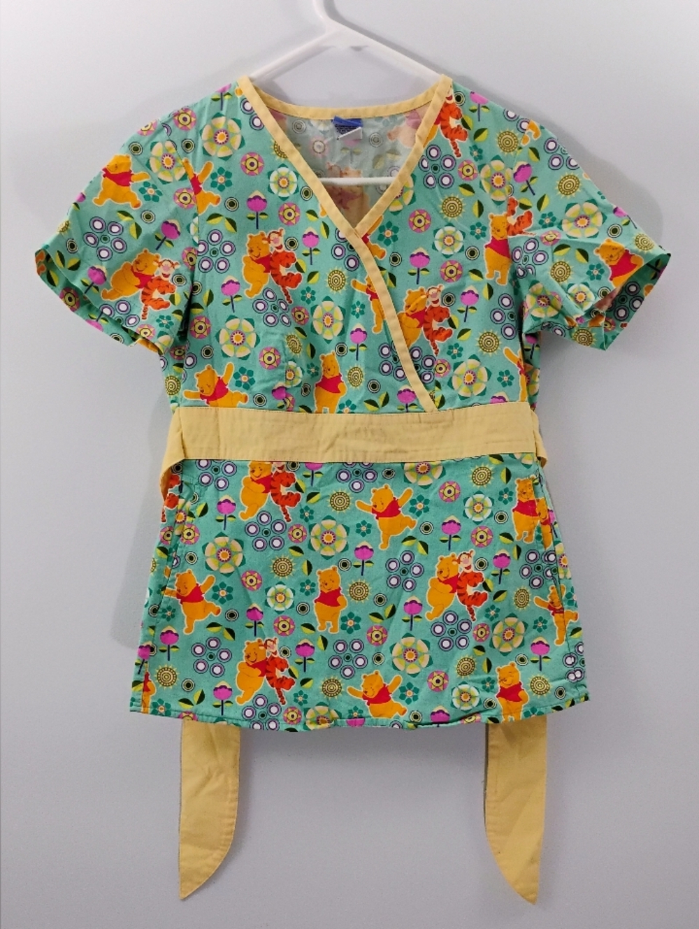 Rare Disney Y2K Winnie The Pooh "Be Happy"  Scrub Top Yellow Trim Tie Back XS